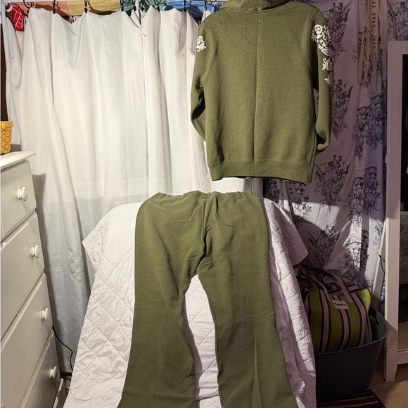 Green Zip-Up Hoodie and Sweatpants Set - Picture 5 of 9